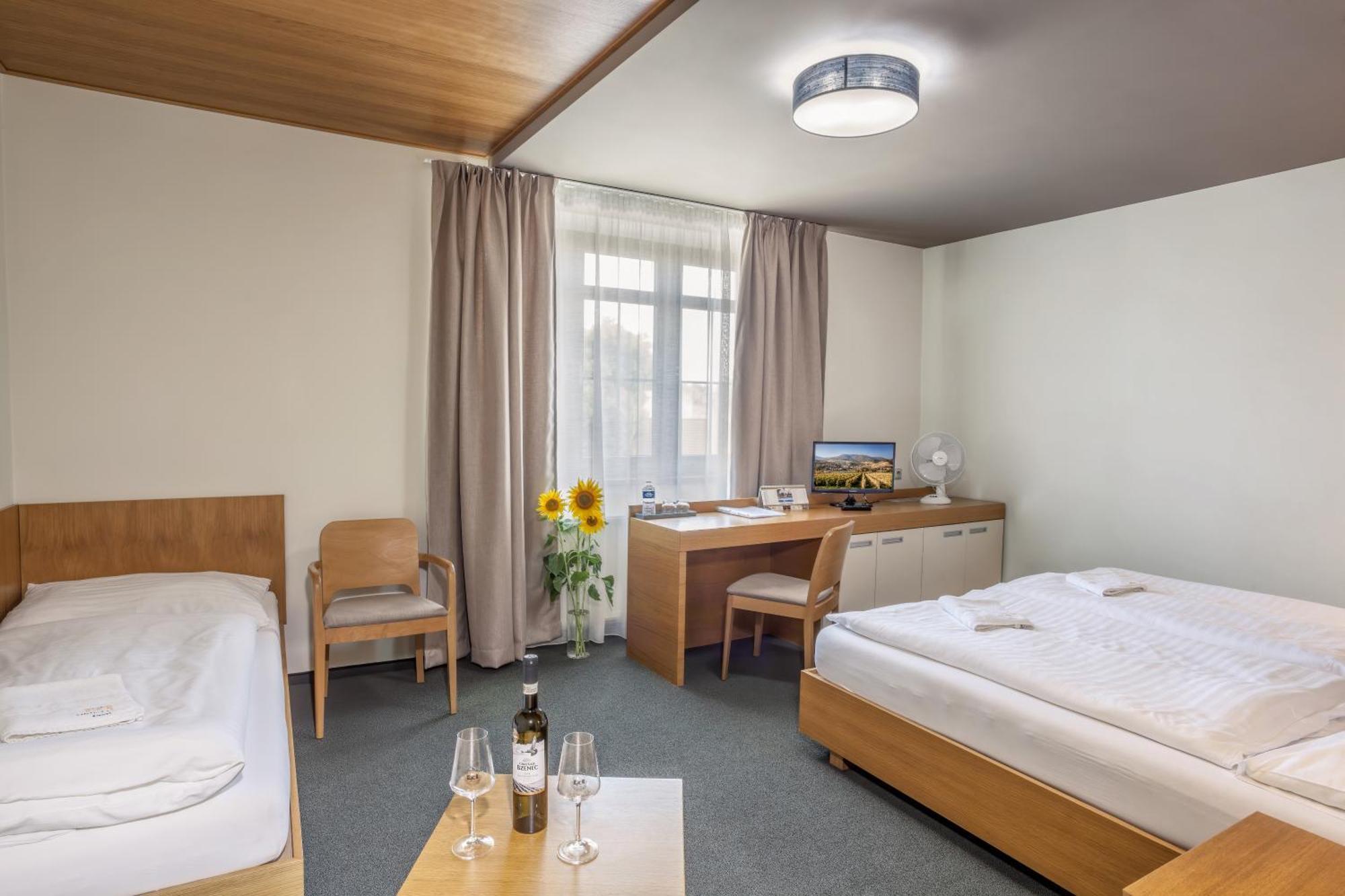 Hotel Lidovy Dum Bzenec Eksteriør billede